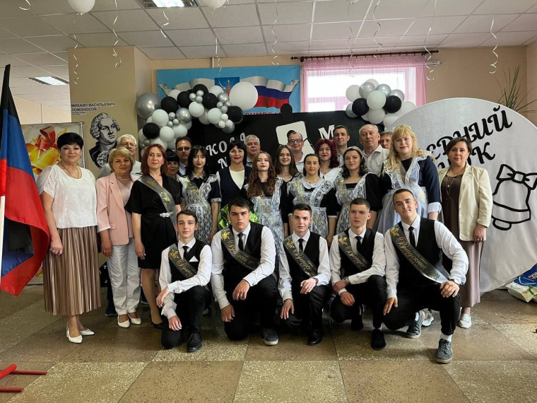 ЗВЕНИТ ЗВОНОК ПОСЛЕДНИЙ.